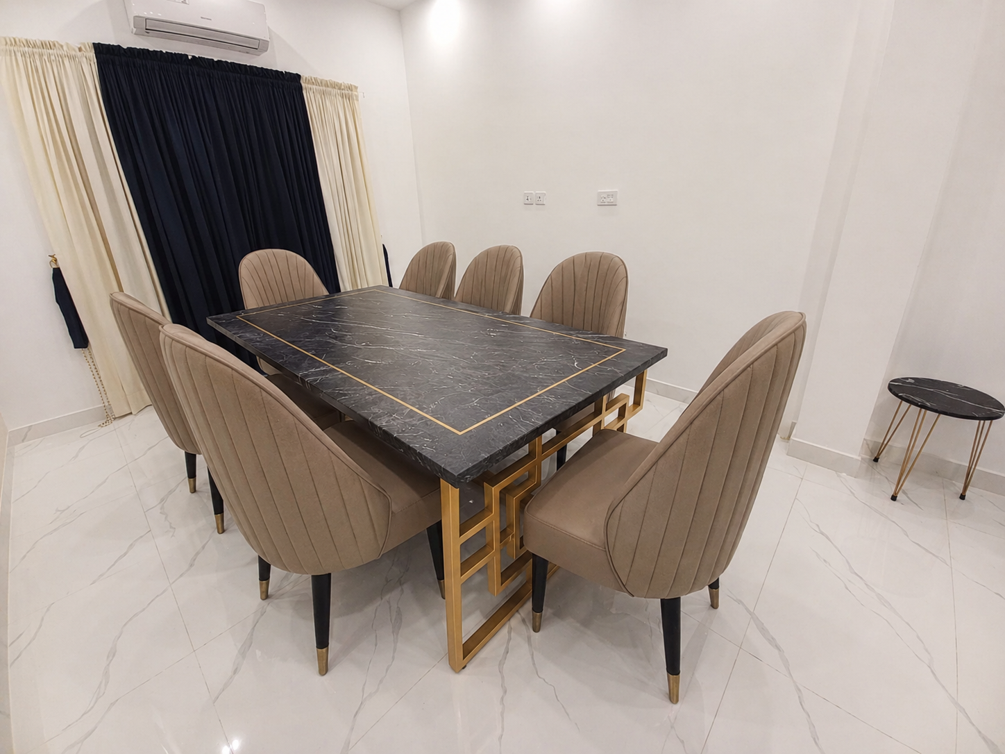 Royal Noir Dining Table Set